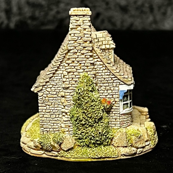 Lilliput Lane | Purbeck Stores | England Collection - Picture 9 of 11